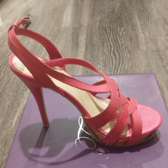 Women's size 9 fushia pink by Fergie - Picture 3 of 4